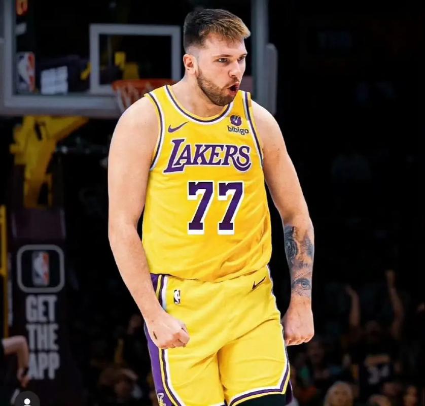 😂看到新更衣室：东契奇直呼喜欢 布朗尼damn起手 雷迪克欲复出