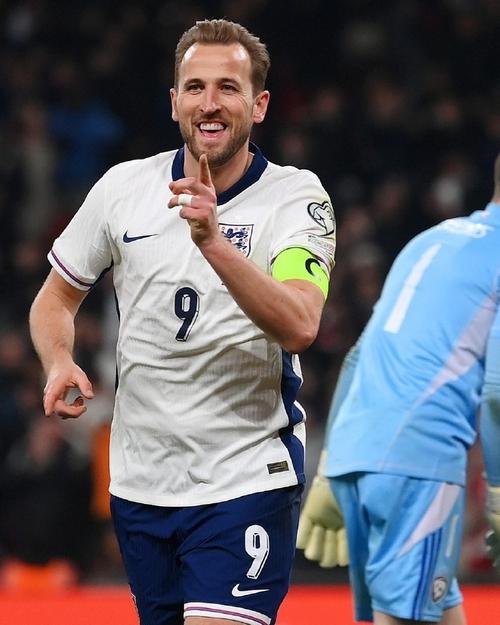 效力非英国俱乐部期间凯恩为英格兰打进18球，超过莱茵克尔的纪录