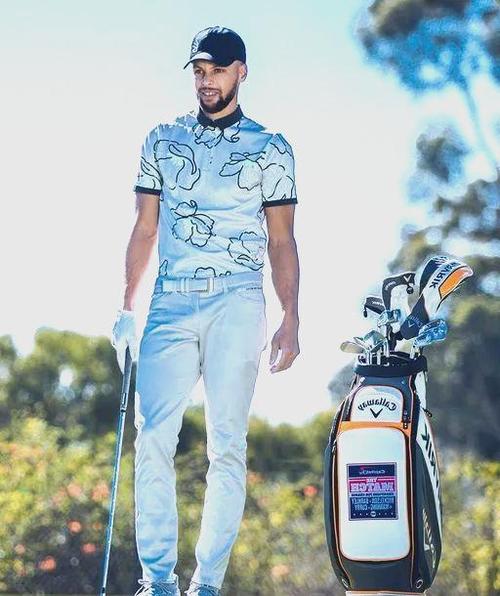 库里单挑职业高尔夫球手迅速胜出 詹姆斯评论：🤣晚安！