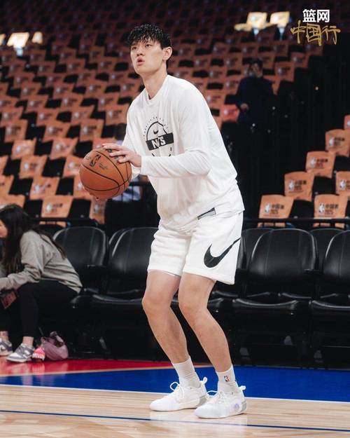官方：中国球员曾凡博被篮网裁掉💥两场中国赛只打10分钟零出手