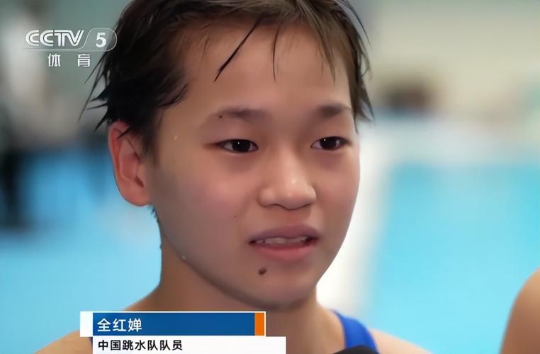 心系男友❤️‍🔥亚马尔本场比赛伤愈复出，其女友在看台上观战