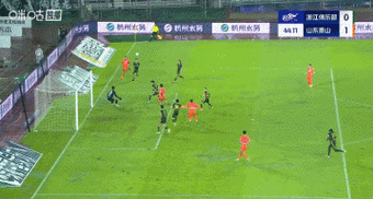 光速扳平！泰山后防洛佩斯冒顶，卡列洛破门，浙江1-1扳平泰山