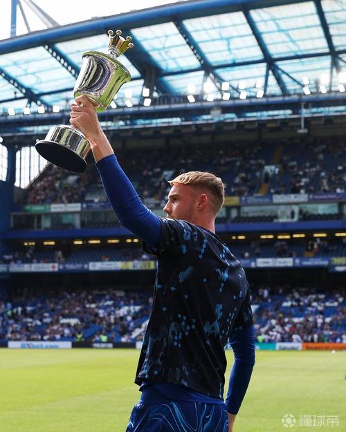 俱乐部百次出场,切尔西为帕尔默等五名球员颁发纪念礼物