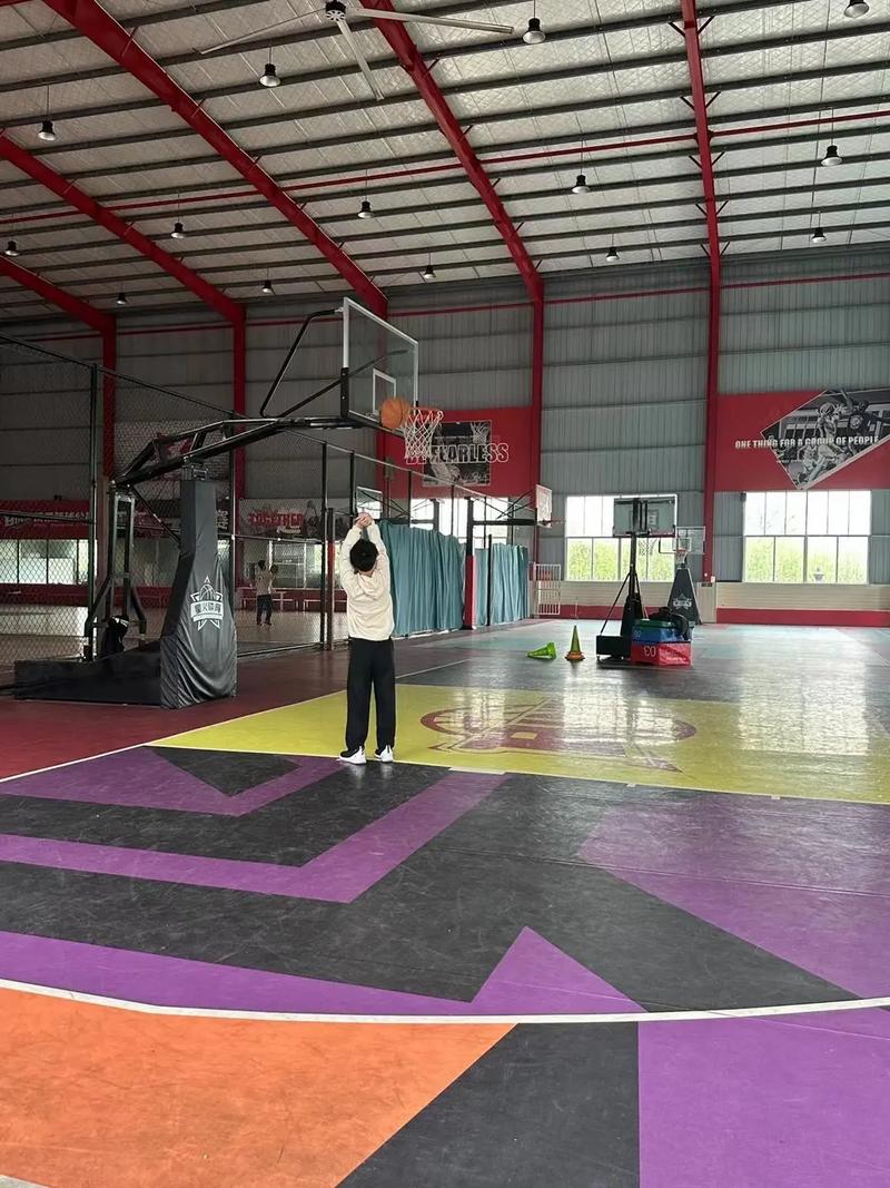 因为热爱篮球！开拓者官方晒凯勒布-乐福带着篮球离开球馆照