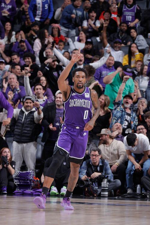 详细阅读:效率很高了!浓眉前三节12投8中砍下19分9篮板 效率很高了!浓眉前三节12投8中砍下19分9篮板