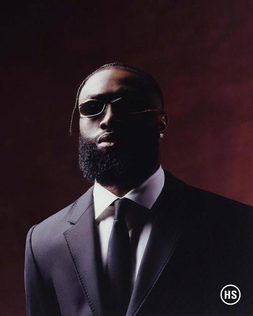 挑大梁！杰伦-布朗半场10中8砍最高22分 三分5中4