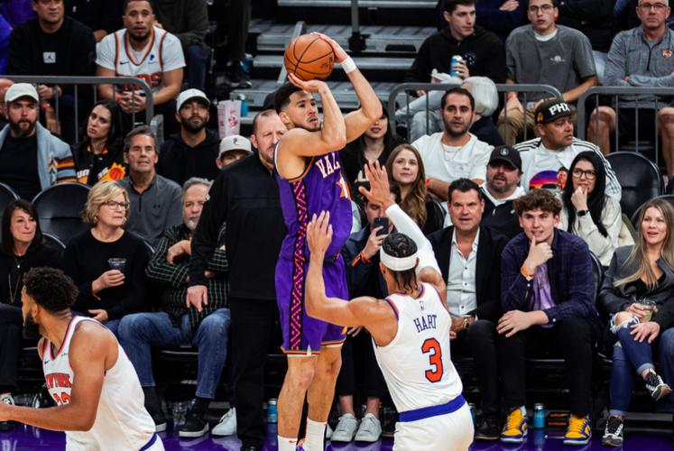 火力全开！布克开季6场比赛有5场砍下30+ 近4战全部30+